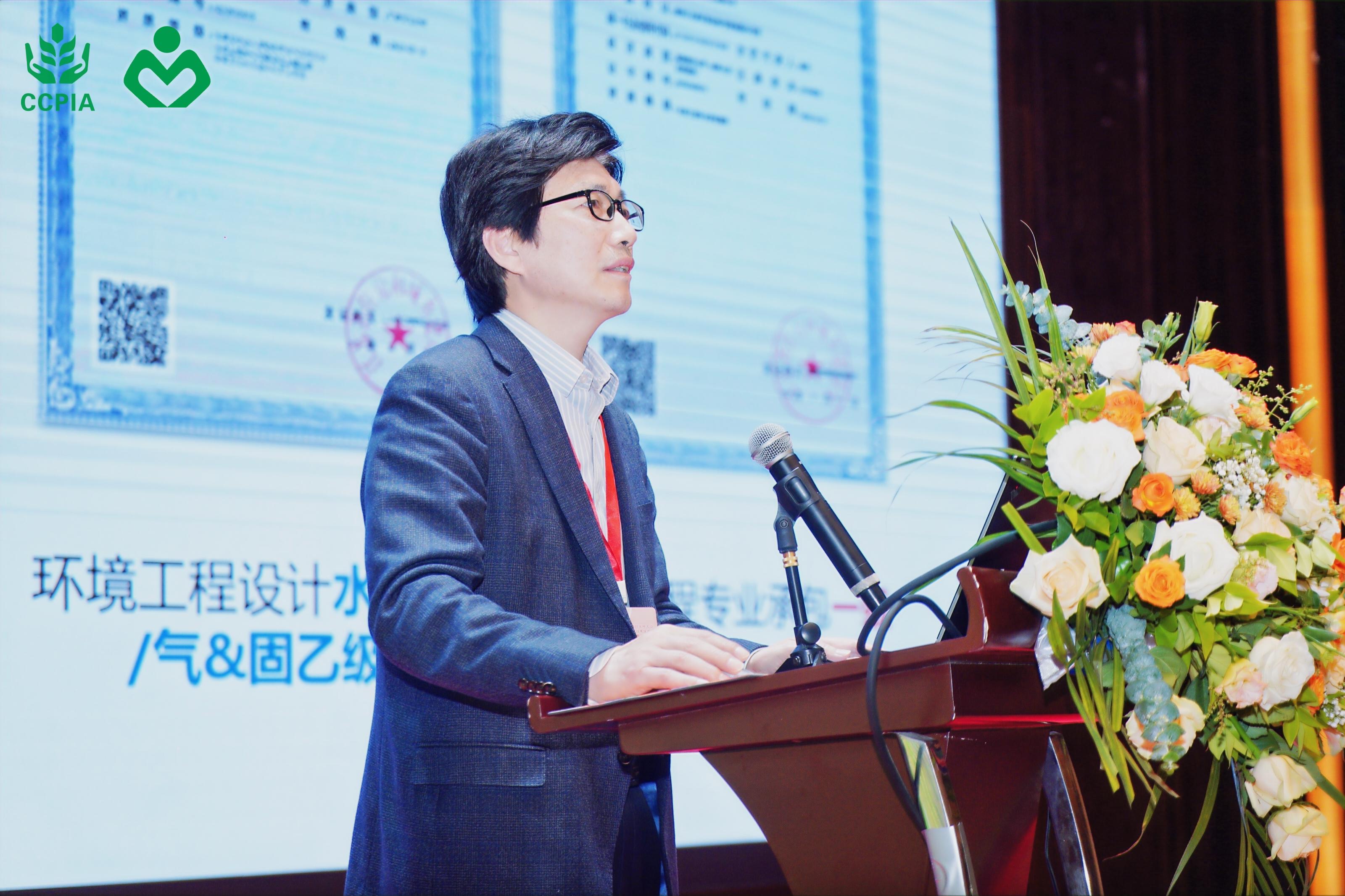 我谨代表南工环境科技（宿迁）有限公司全体员工对您一如既往的关注与支持表示衷心的感谢！ 南工环境以创新环保科技为己任，致力于研究开发和推广应用化工废盐综合利用技术与装置，坚持自主创新，在化工废盐热化学处理、再生资源利用技术等方面取得了重大技术突破，公司自主研发的首台套热化学反应器装置势必成为全国重大科技示范工程。公司本着“敬业求实、开拓创新”的企业精神和“用人精良、机构精简、服务精制”的管理理念，汇集行业精英，努力打造一支团结奋进、敢于创新的集管理、研发、生产、设计、技术服务为一体的高端团队。  成就他人，